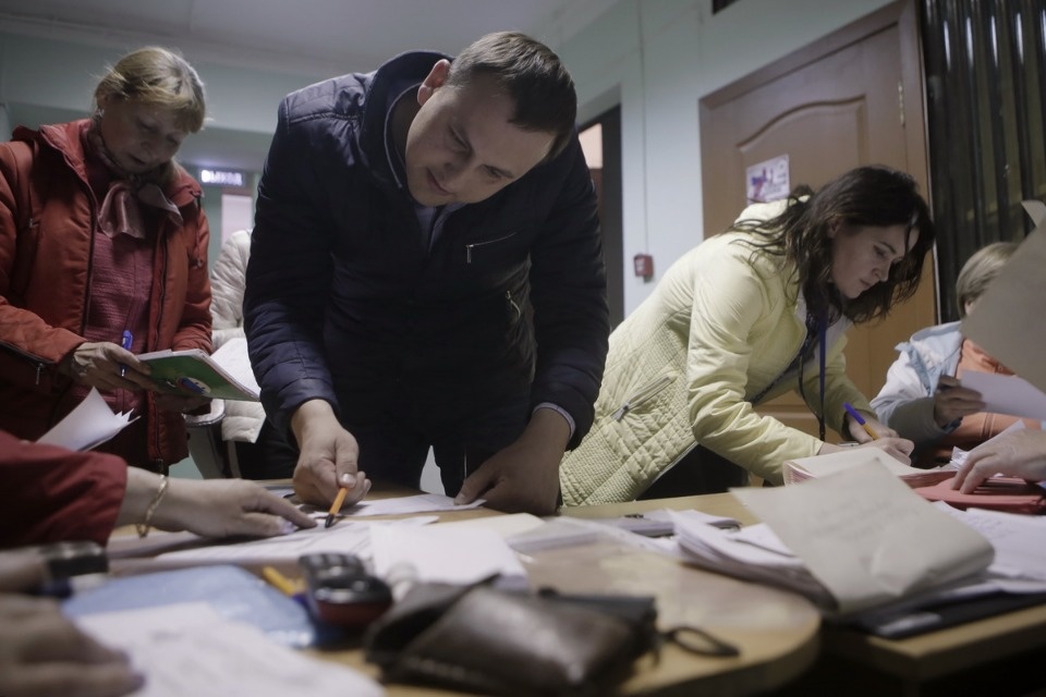 Выдача нагрудных номеров на Эстафету «Псковской правды»