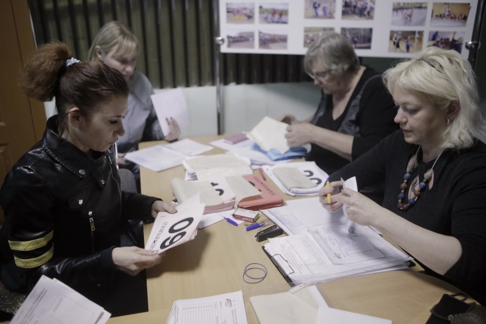 Выдача нагрудных номеров на Эстафету «Псковской правды»