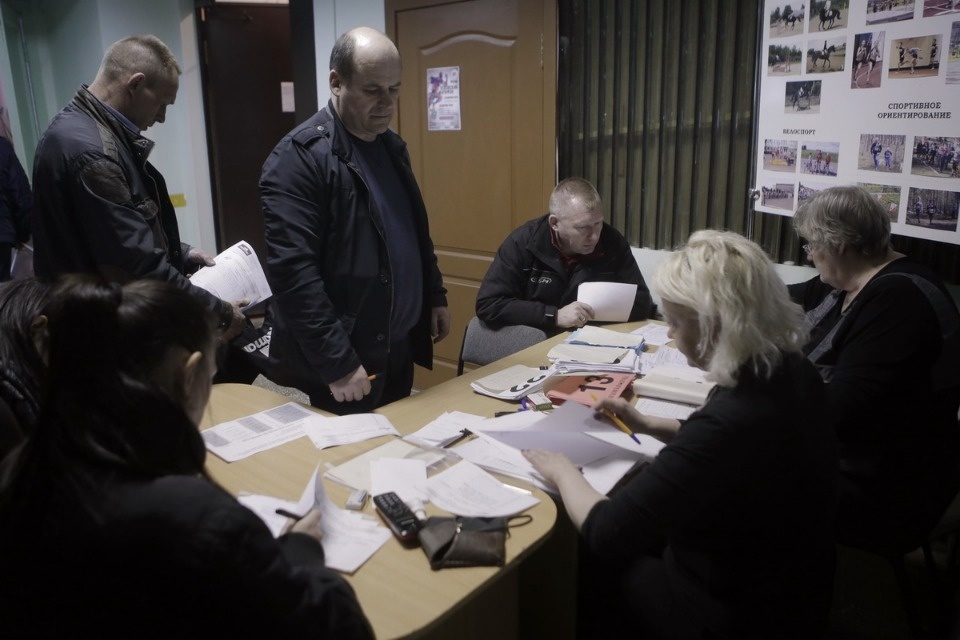 Выдача нагрудных номеров на Эстафету «Псковской правды»