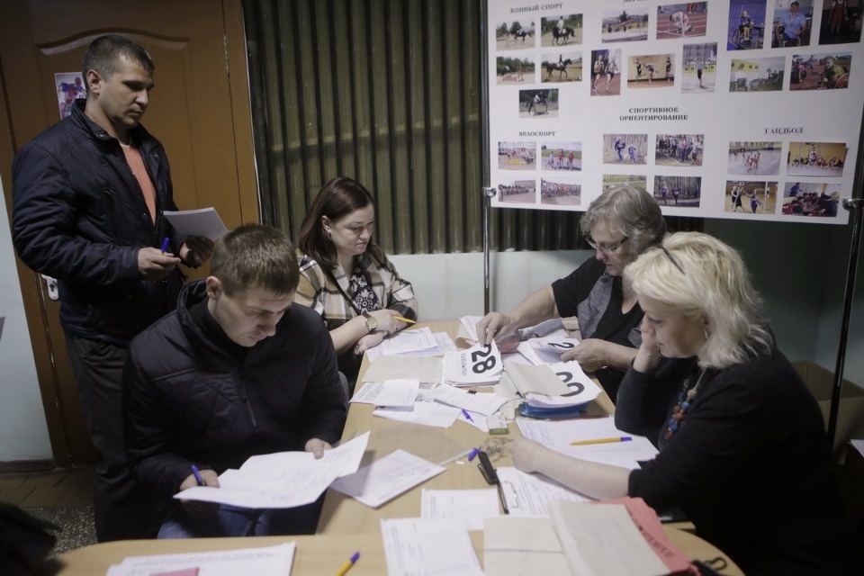 Выдача нагрудных номеров на Эстафету «Псковской правды»