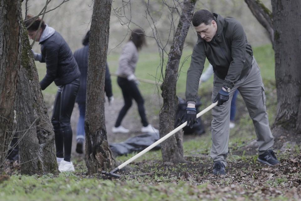 Михаил Ведерников вместе с жителями Пскова вышел на субботник