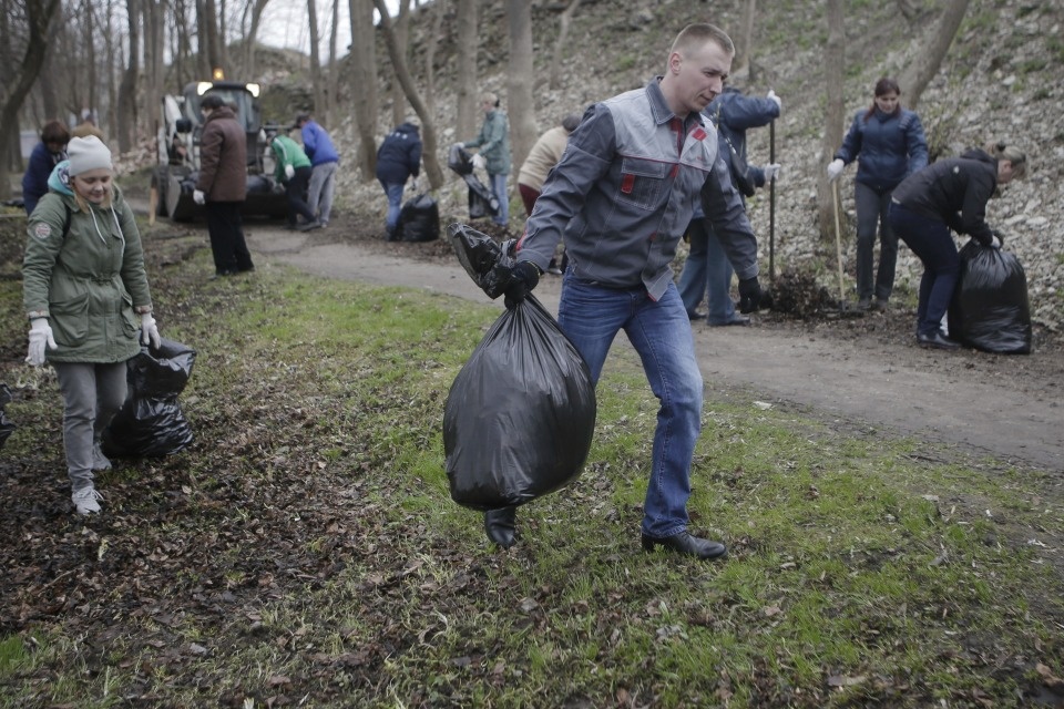 Михаил Ведерников вместе с жителями Пскова вышел на субботник