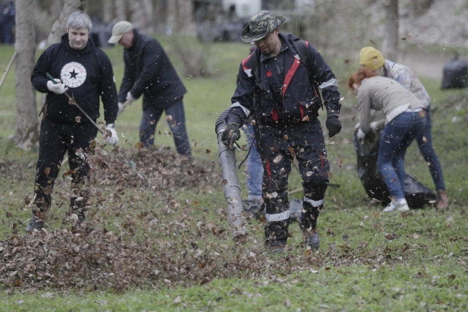 Михаил Ведерников вместе с жителями Пскова вышел на субботник