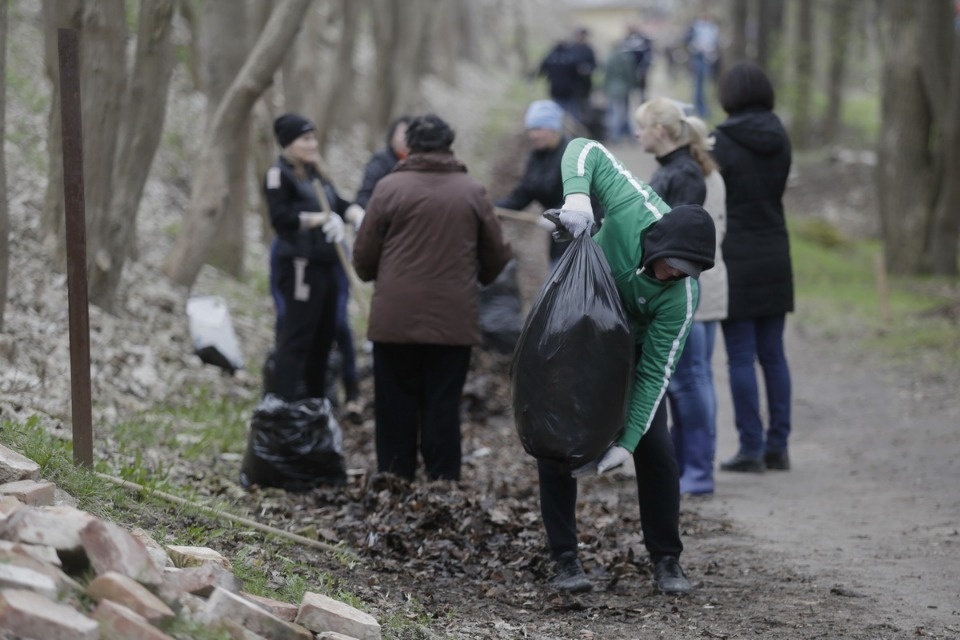 Михаил Ведерников вместе с жителями Пскова вышел на субботник