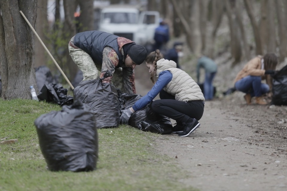 Михаил Ведерников вместе с жителями Пскова вышел на субботник