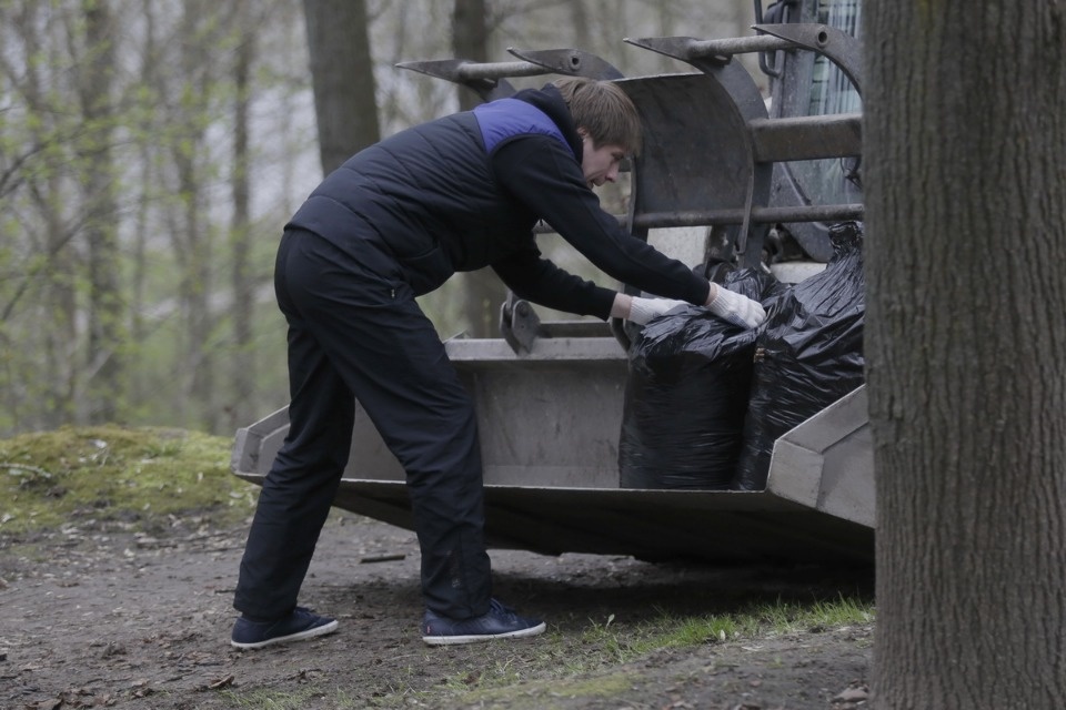 Михаил Ведерников вместе с жителями Пскова вышел на субботник