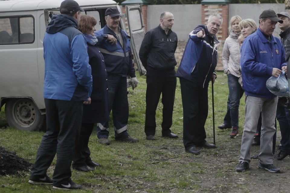 Михаил Ведерников вместе с жителями Пскова вышел на субботник