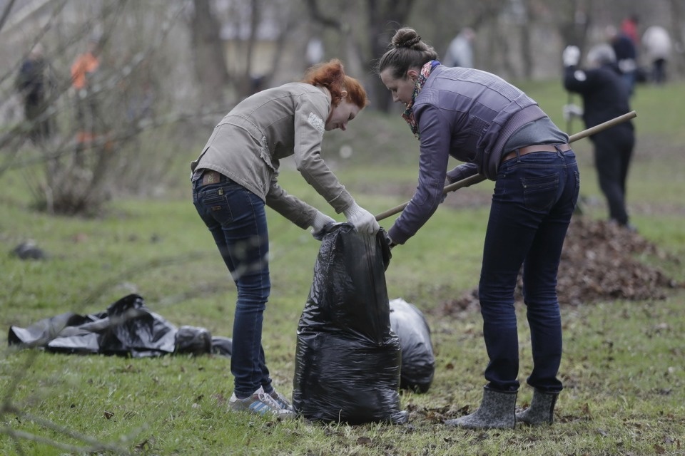 Михаил Ведерников вместе с жителями Пскова вышел на субботник