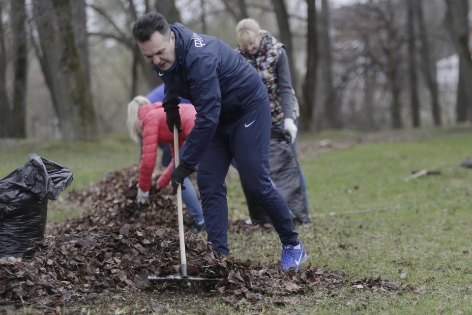 Михаил Ведерников вместе с жителями Пскова вышел на субботник