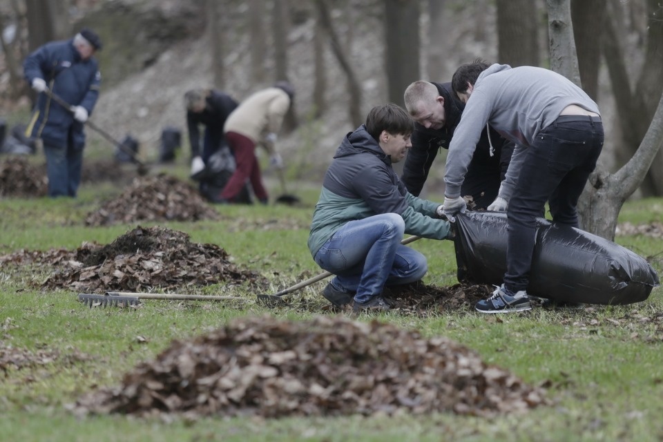 Михаил Ведерников вместе с жителями Пскова вышел на субботник