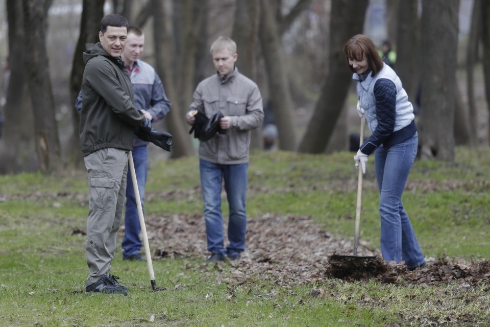 Михаил Ведерников вместе с жителями Пскова вышел на субботник