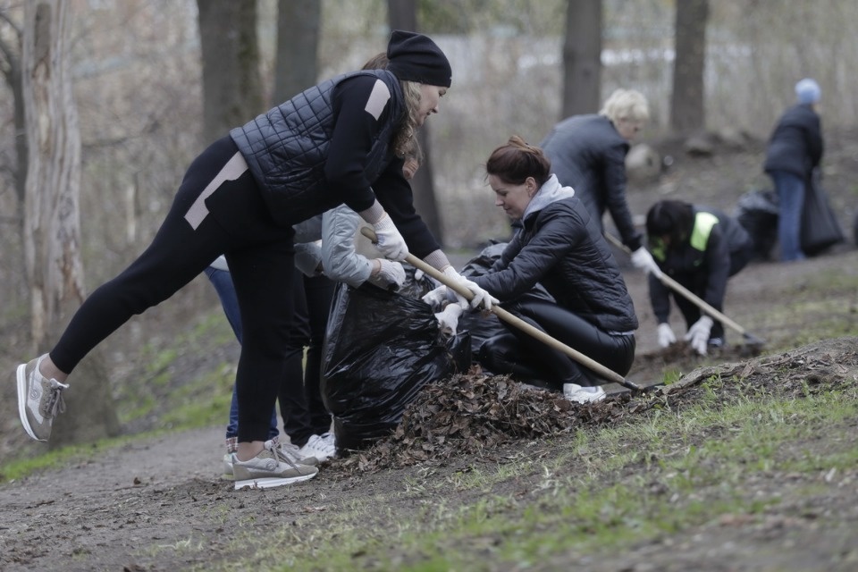 Михаил Ведерников вместе с жителями Пскова вышел на субботник