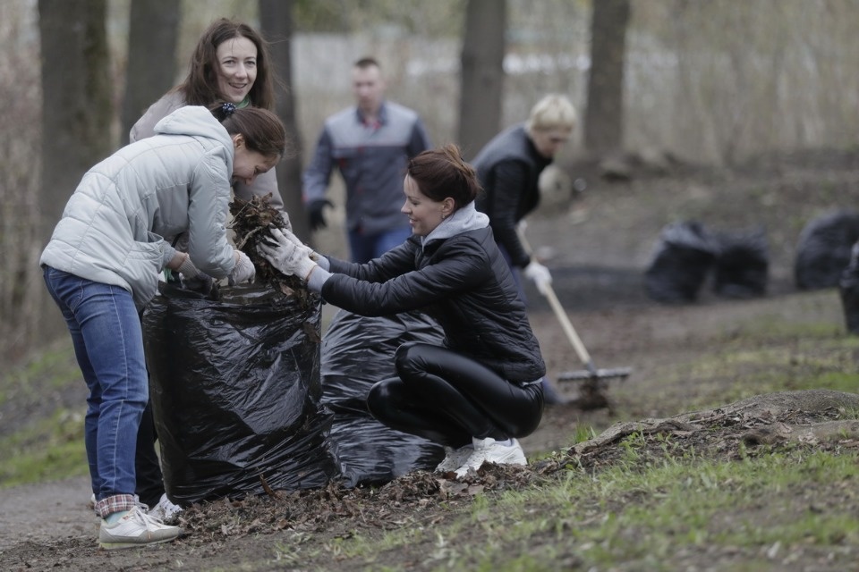 Михаил Ведерников вместе с жителями Пскова вышел на субботник