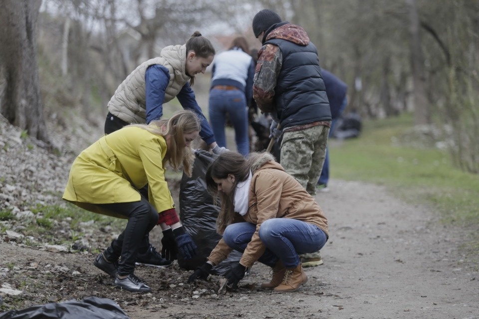 Михаил Ведерников вместе с жителями Пскова вышел на субботник