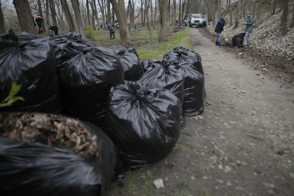 Михаил Ведерников вместе с жителями Пскова вышел на субботник