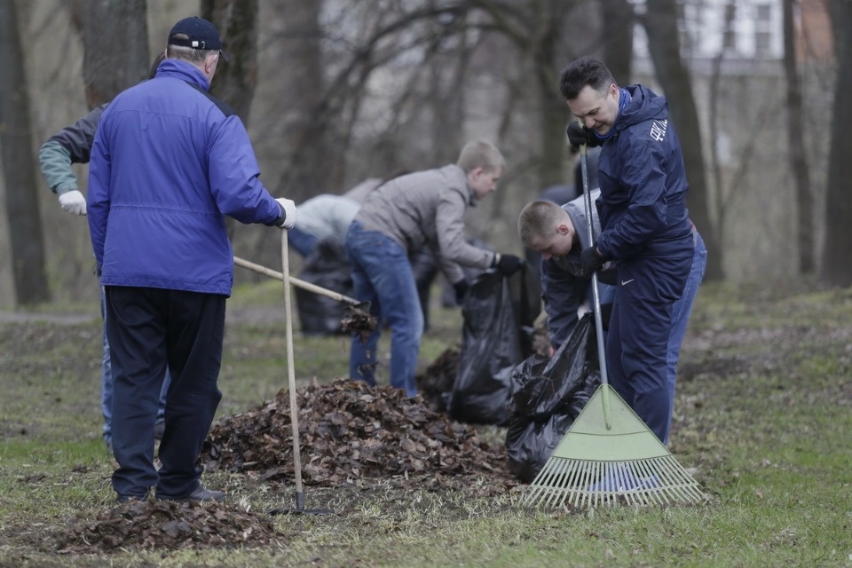 Михаил Ведерников вместе с жителями Пскова вышел на субботник