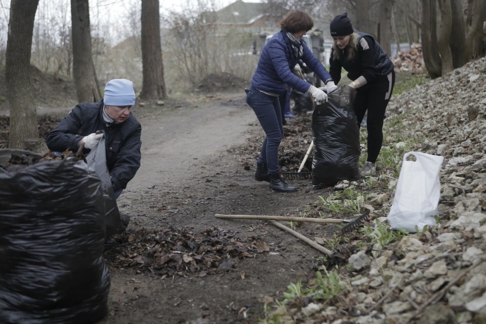 Михаил Ведерников вместе с жителями Пскова вышел на субботник