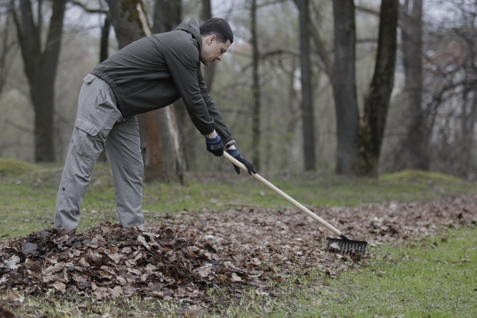 Михаил Ведерников вместе с жителями Пскова вышел на субботник