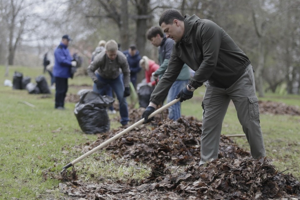 Михаил Ведерников вместе с жителями Пскова вышел на субботник