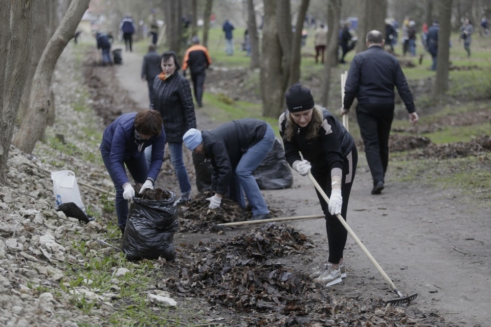 Михаил Ведерников вместе с жителями Пскова вышел на субботник
