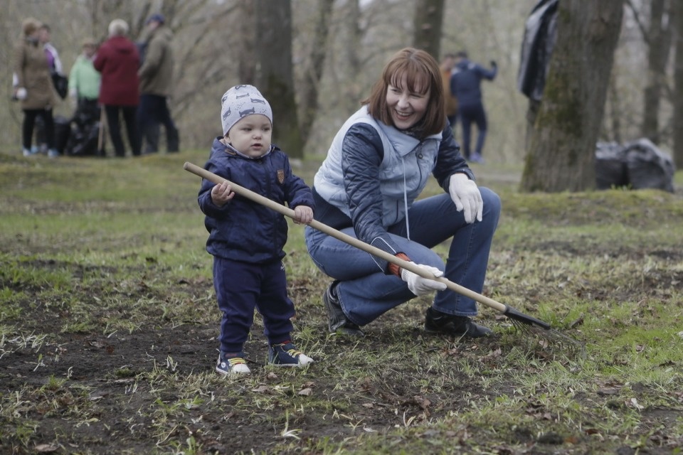 Михаил Ведерников вместе с жителями Пскова вышел на субботник