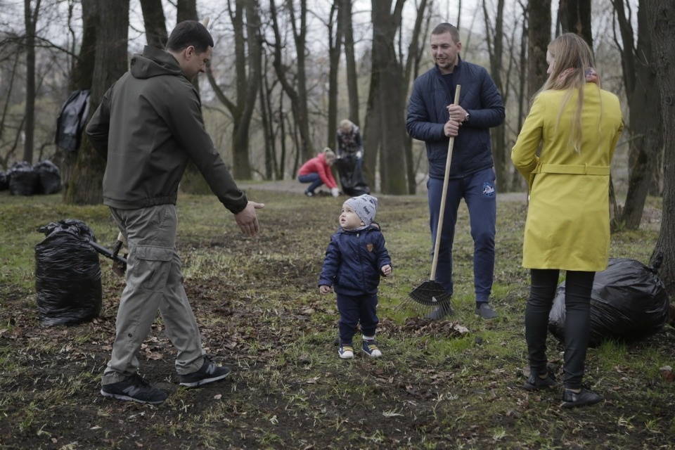 Михаил Ведерников вместе с жителями Пскова вышел на субботник