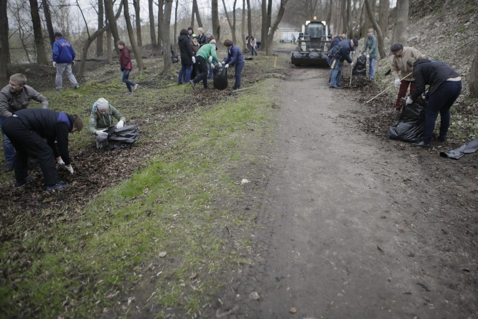 Михаил Ведерников вместе с жителями Пскова вышел на субботник