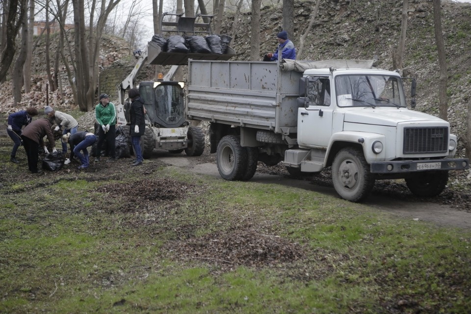 Михаил Ведерников вместе с жителями Пскова вышел на субботник