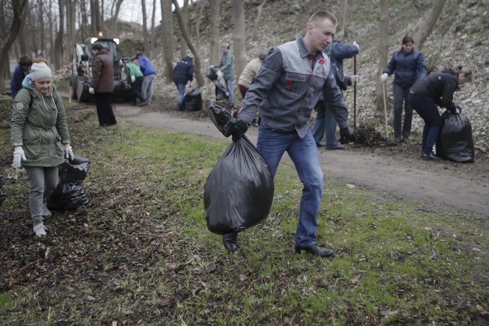 Михаил Ведерников вместе с жителями Пскова вышел на субботник