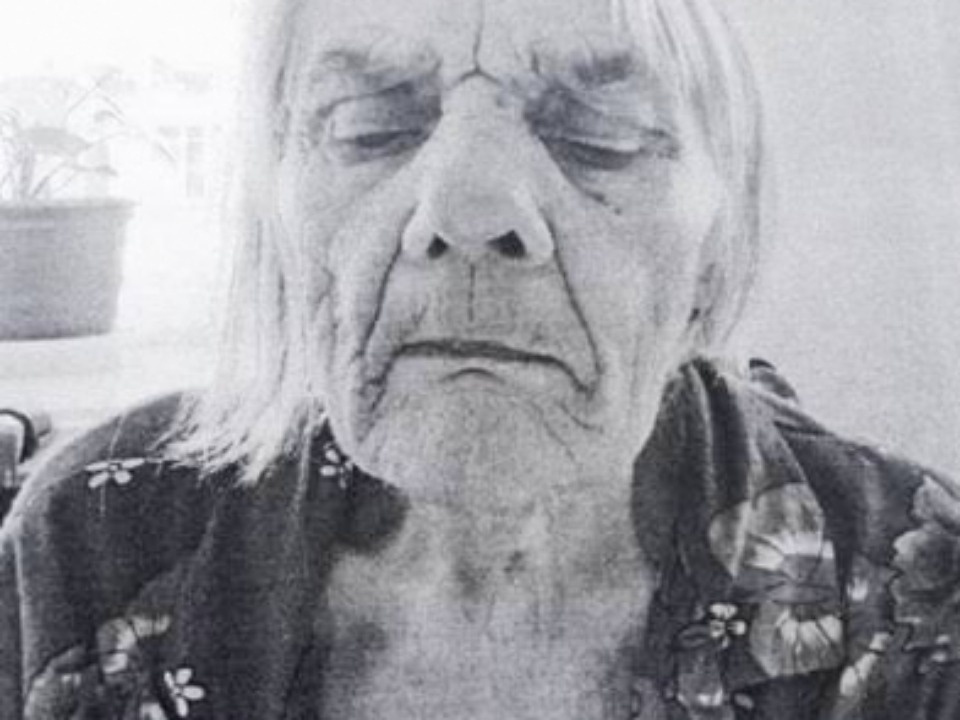 Личность пожилой женщины устанавливают полицейские Личность пожилой женщины устанавливают полицейские