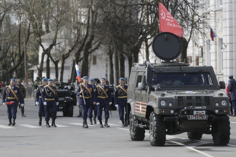 Май. Танки в городе