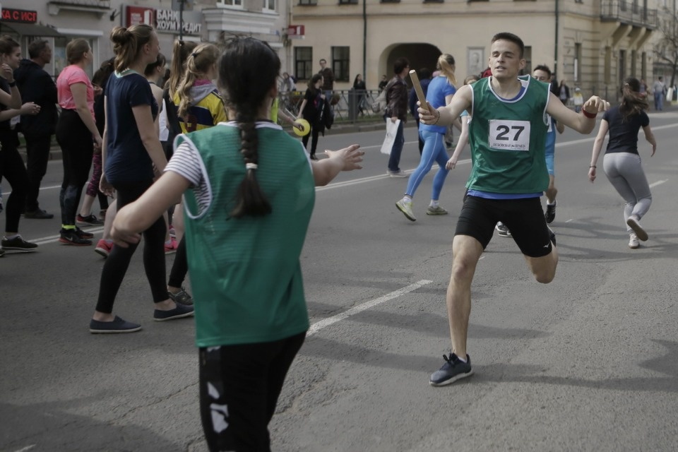 Тысячи псковичей пробежали эстафету «Псковской правды» – 2018