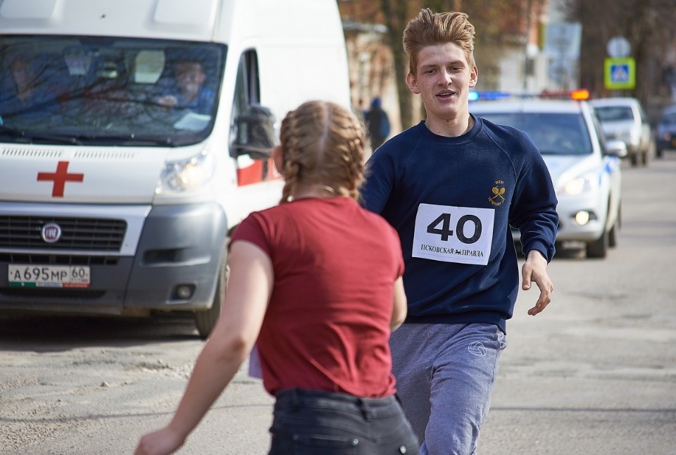 Тысячи псковичей пробежали эстафету «Псковской правды» – 2018
