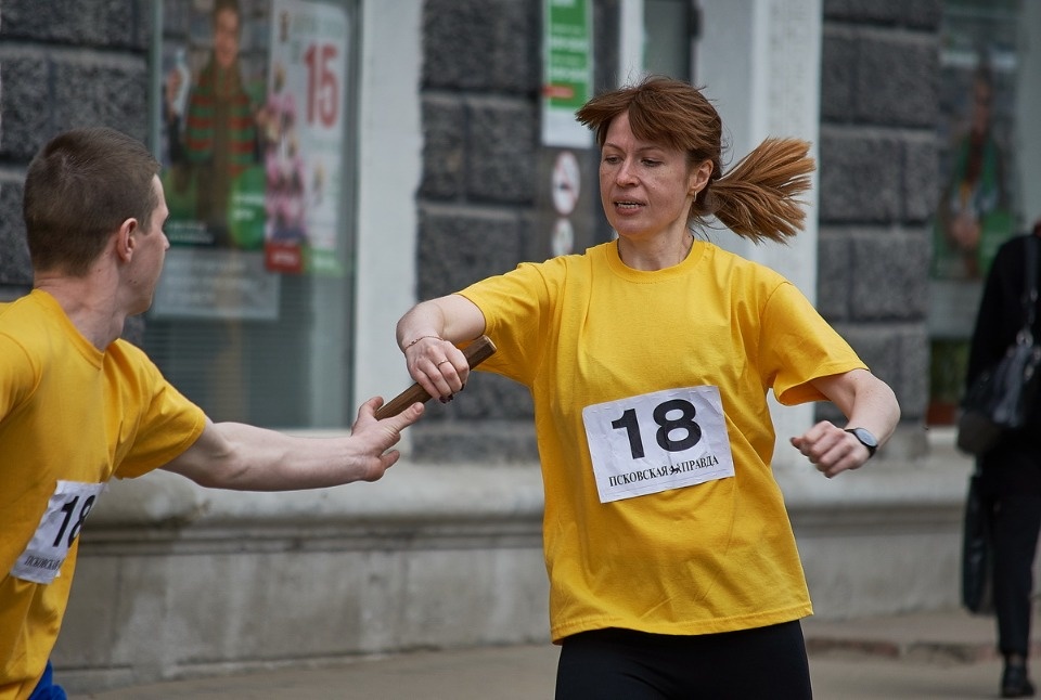 Тысячи псковичей пробежали эстафету «Псковской правды» – 2018