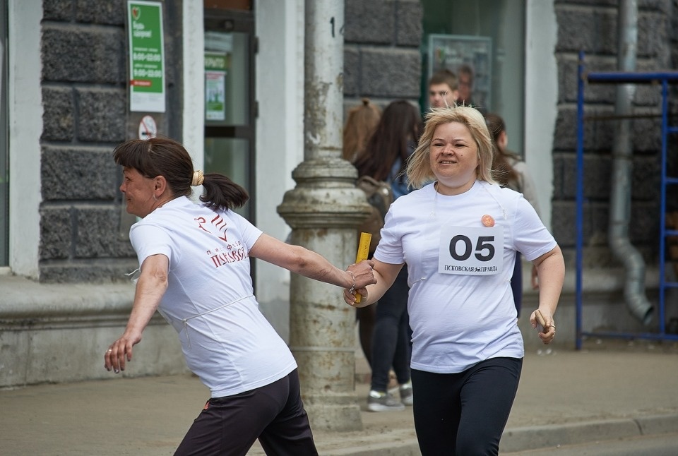 Тысячи псковичей пробежали эстафету «Псковской правды» – 2018