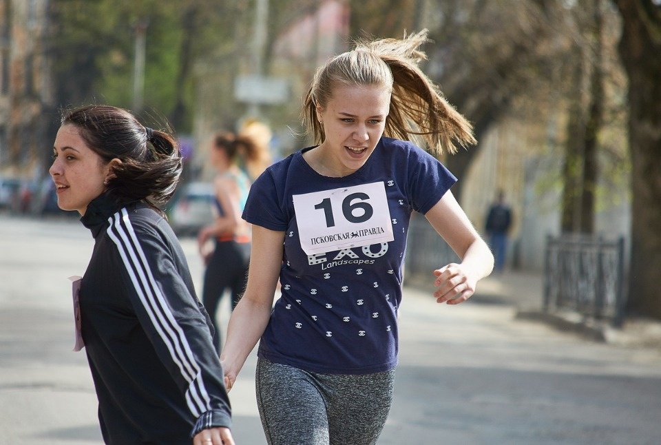 Тысячи псковичей пробежали эстафету «Псковской правды» – 2018