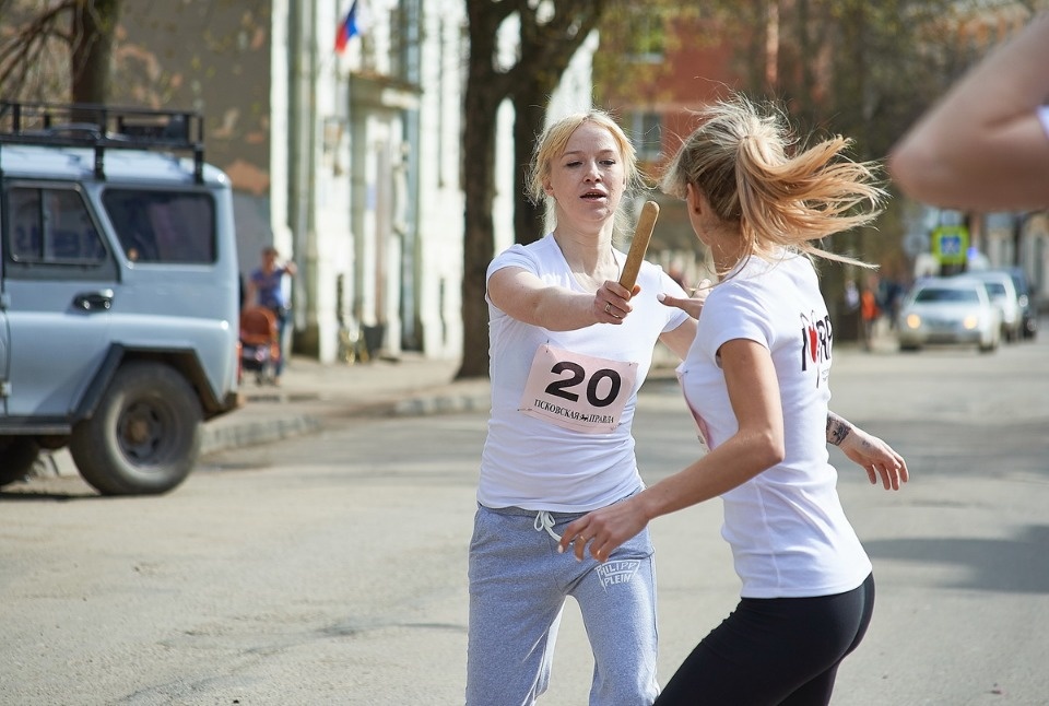 Тысячи псковичей пробежали эстафету «Псковской правды» – 2018