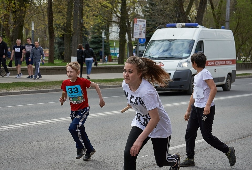 Тысячи псковичей пробежали эстафету «Псковской правды» – 2018