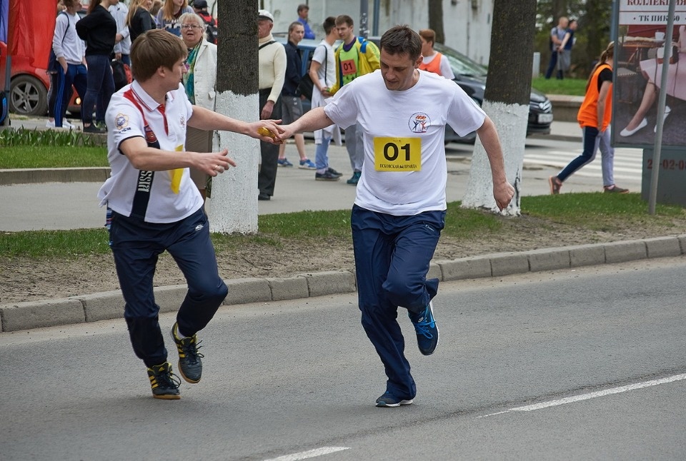 Тысячи псковичей пробежали эстафету «Псковской правды» – 2018