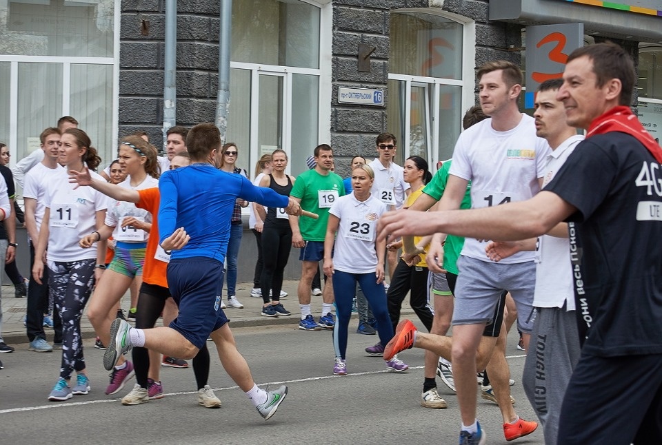 Тысячи псковичей пробежали эстафету «Псковской правды» – 2018