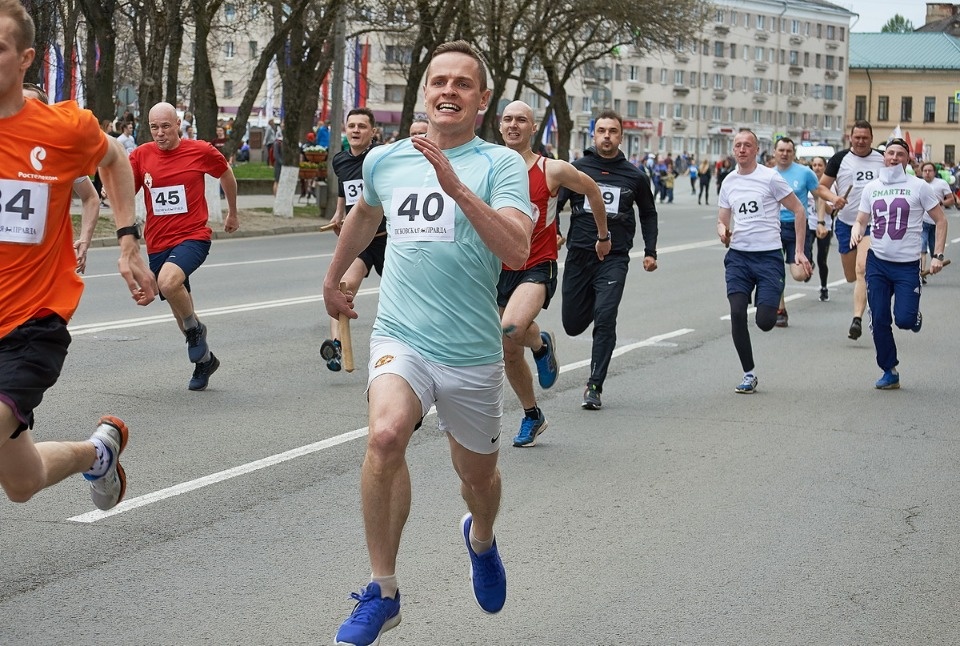 Тысячи псковичей пробежали эстафету «Псковской правды» – 2018