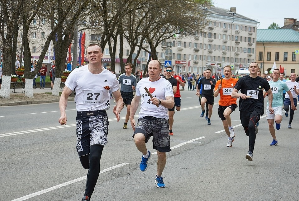 Тысячи псковичей пробежали эстафету «Псковской правды» – 2018