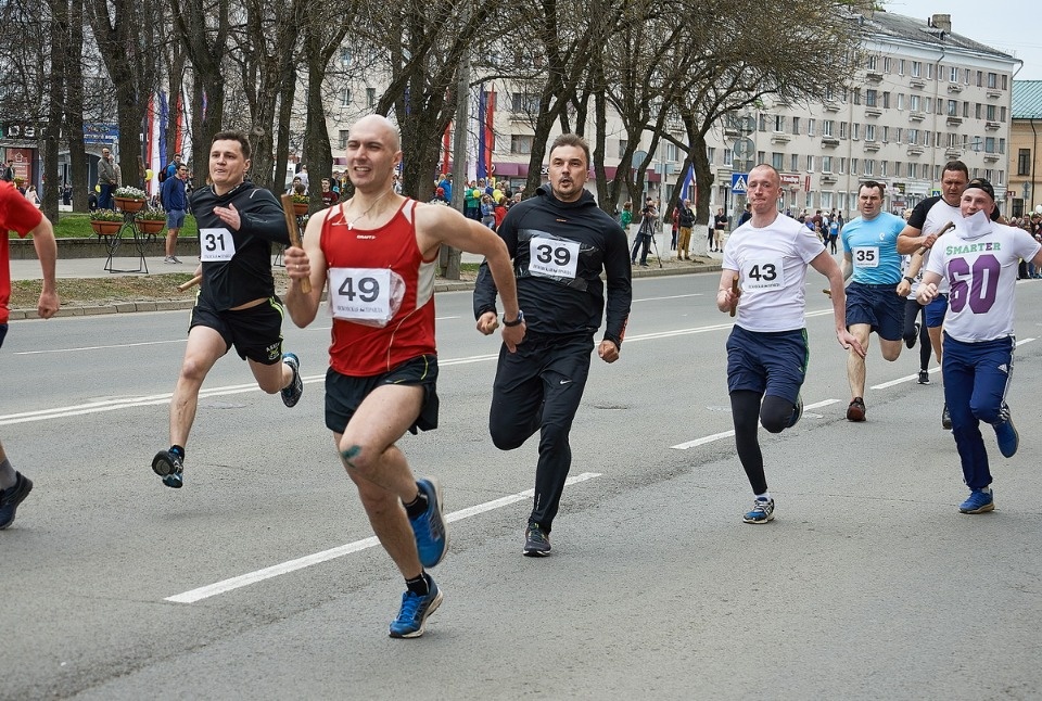 Тысячи псковичей пробежали эстафету «Псковской правды» – 2018