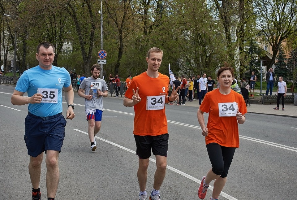 Тысячи псковичей пробежали эстафету «Псковской правды» – 2018