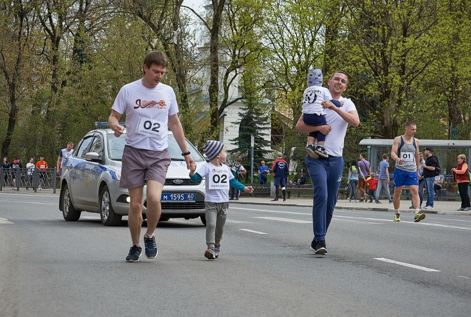 Тысячи псковичей пробежали эстафету «Псковской правды» – 2018
