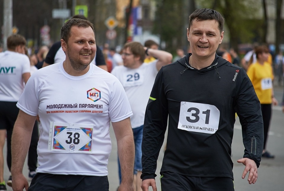 Тысячи псковичей пробежали эстафету «Псковской правды» – 2018