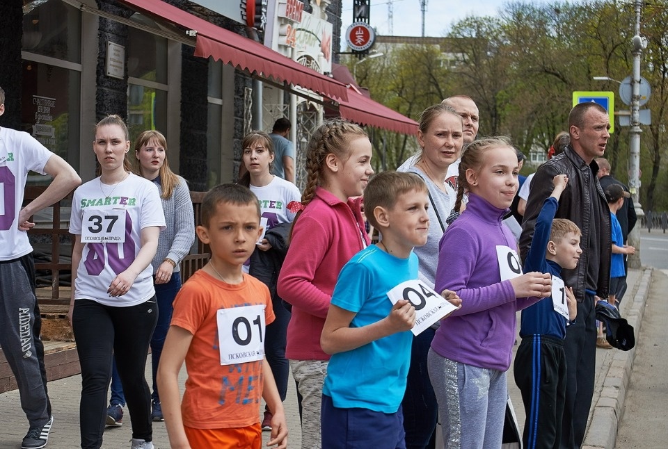 Тысячи псковичей пробежали эстафету «Псковской правды» – 2018
