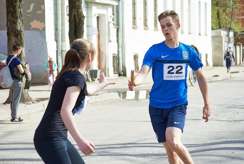 Тысячи псковичей пробежали эстафету «Псковской правды» – 2018