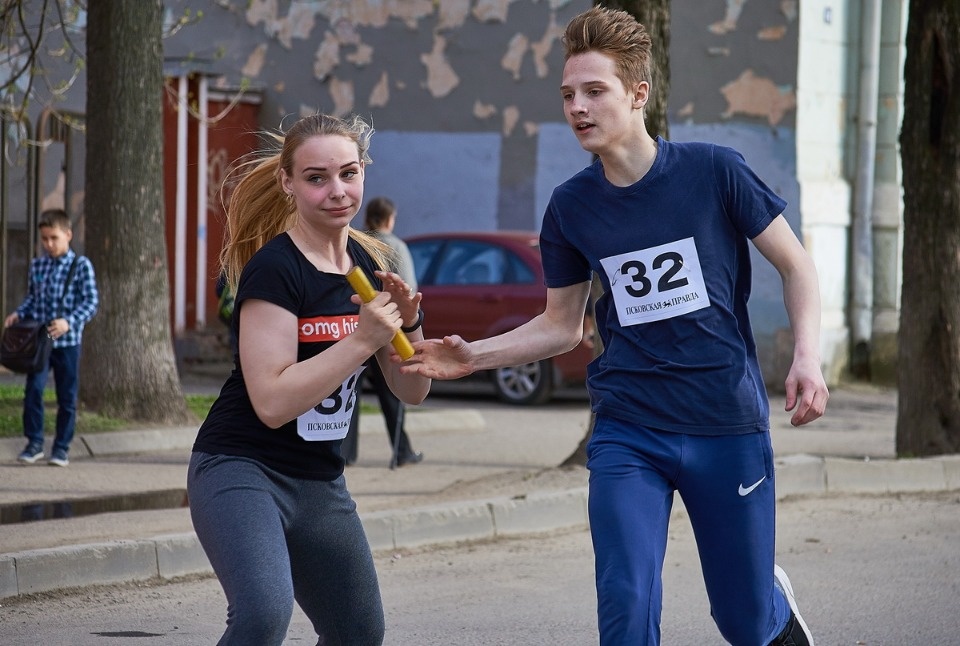 Тысячи псковичей пробежали эстафету «Псковской правды» – 2018