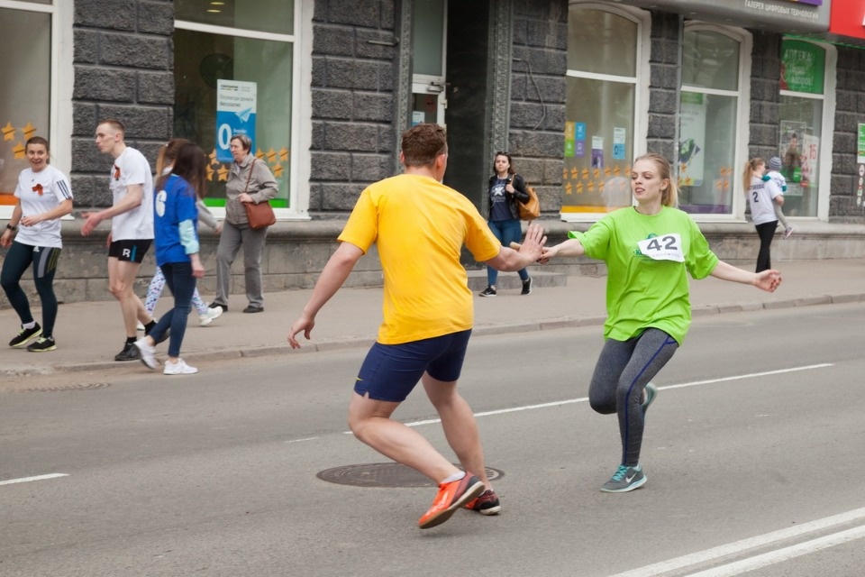 Тысячи псковичей пробежали эстафету «Псковской правды» – 2018